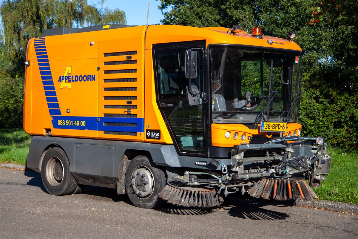 Wegdekreiniger vegen